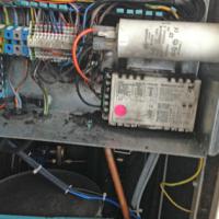 Pompe à chaleur air/eau : tension d'alimentation électrique trop faible (inférieure à 210 Volts) incendie dans le coffret électrique